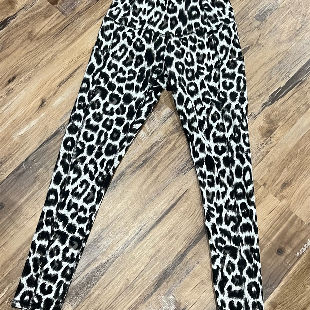 Women’s cheetah leopard animal print leggings-Small